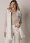 Biała Przejściowa Kamizelka Pikowana o Długim Kroju z Kapturem i Naszywką Harmaste