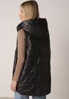 Czarna Pikowana Kamizelka o Długim Kroju z Nieodpinanym Kapturem i Aplikacją Koretes