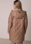 Jasnobrązowa Pikowana Kurtka Przejściowa Parka z Kapturem o Długim Kroju z Ozdobą Isaline