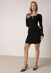 Czarna Sweterkowa Sukienka Dopasowana z Wiskozy z Falbankami i Guzikami Nevinndra