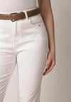 Białe Jeansy o Kroju Mom Fit z Bawełną i Wiskozą Ozdobione Paskiem Salmirra