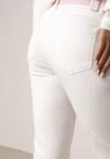 Białe Jeansy z Bawełną i Wiskozą o Kroju Mom Fit z Apaszką i Paskiem Hetirae