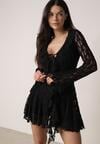 Czarna Koronkowa Sukienka z Falbankami i Wiązaniem przy Dekolcie Delanatea