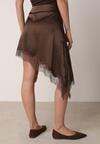 Brązowa Satynowa Spódnica o Asymetrycznym Kroju z Koronką Arlivia