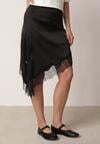 Czarna Satynowa Spódnica o Asymetrycznym Kroju z Koronką Arlivia