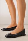 Czarne Czółenka na Niskim Obcasie z Elegancką Aplikacją i Skórzaną Wkładką Cezaline