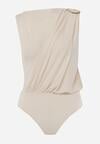 Beżowe Marszczone Body z Dekoltem Łódka i Ozdobną Aplikacją na Ramieniu Carlenka