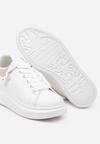 Biało-Różowe Klasyczne Sneakersy z Ozdobną Zawieszką Tenevia