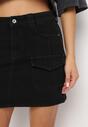 Czarna Jeansowa Spódnica Mini z Regularnym Stanem i Kieszeniami z Klapami Denase