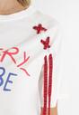 Biały T-shirt z Ozdobnymi Sznurkami i Kolorowym Napisem Gertraude