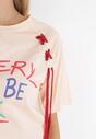 Jasnoróżowy T-shirt z Ozdobnymi Sznurkami i Kolorowym Napisem Gertraude