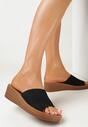 Czarne Klapki na Niskim Koturnie z Szerokim Paskiem Eulline