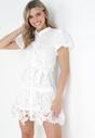 Biała Koszulowa Sukienka Mini z Koronkowej Tkaniny i Materiałowym Paskiem Sumelli