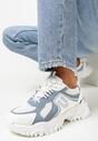 Białe Sznurowane Sneakersy na Płaskiej Grubej Podeszwie z Metalową Ozdobną Wstawką Pranna