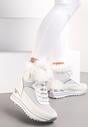 Białe Botki na Grubej Platformie ze Żłobieniami i Metaliczną Wstawką oraz Sztucznym Futerkiem Bonfia