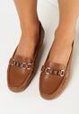 Brązowe Mokasyny z Ozdobnym Łańcuchem i Przeszyciem Sarateri