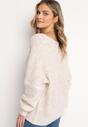Jasnobeżowy Luźny Sweter z Trójkątnym Dekoltem i Ściągaczami Tamado
