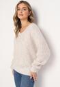 Jasnobeżowy Luźny Sweter z Trójkątnym Dekoltem i Ściągaczami Tamado