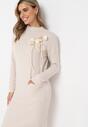 Jasnobeżowa Pudełkowa Midi Sukienka z Półgolfem i Kieszeniami oraz Kokardkami Rito