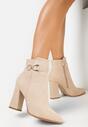 Beżowe Botki na Słupku z Klamerką w Cyrkonie Piraga