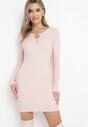 Jasnoróżowa Dopasowana Mini Sukienka z Prążkowanej Dzianiny z Metalową Ozdobą w Kształcie Serca Xustin