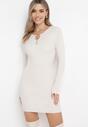 Jasnobeżowa Dopasowana Mini Sukienka z Prążkowanej Dzianiny z Metalową Ozdobą w Kształcie Serca Xustin