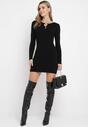 Czarna Dopasowana Mini Sukienka z Prążkowanej Dzianiny z Metalową Ozdobą w Kształcie Serca Xustin