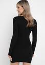 Czarna Dopasowana Mini Sukienka z Prążkowanej Dzianiny z Metalową Ozdobą w Kształcie Serca Xustin