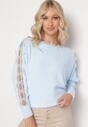 Jasnoniebieski Sweter Ozdobiony Koronką Przy Dekolcie i na Rękawach z Wiskozą Mildroa