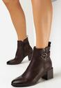 Brązowe Botki na Słupkowym Geometrycznym Obcasie z Ozdobnym Paskiem z Metalową Aplikacją Alomna