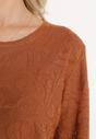 Brązowy Sweter z Tłoczonym Wzorem w Ornamentalnym Stylu Mariot