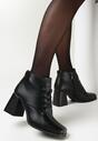 Czarne Sznurowane Botki na Słupkowym Obcasie z Kwadratowym Noskiem Odetania