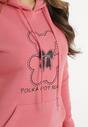 Różowa Klasyczna Bluza z Polarem i Kapturem Wkładana Przez Głowę i Ozdobiona Nadrukiem Lettora