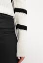 Biały Sweter z Grubej Włóczki z Kontrastującymi Paskami Kilia