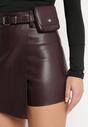 Ciemnobordowe Asymetryczne Szorty Spódnica z Ekoskóry z Dodatkowym Paskiem Horindia