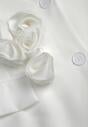 Biała Marynarka Sukienka Zapinana na Guziki z Kieszeniami i Aplikacją 3D Różyczek Velira