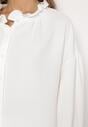 Biała Koszula z Falbanką Wokół Szyi i Szerokimi Rękawami Arikka
