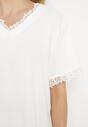 Biały T-shirt z Krótkim Rękawem z Trójkątnym Dekoltem i Koronką Vatria