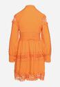 Pomarańczowa Sukienka z Koronką i Guzikami przy Dekolcie Thompson