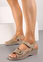 Ciemnobeżowe Klasyczne Sandały z Imitacji Skóry na Koturnie na Rzepy z Metaliczną Aplikacją Ambemia