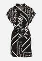 Czarna Koszulowa Sukienka z Materiałowym Paskiem w Talii i Ozdobnymi Napisami Gareta