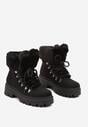 Czarne Traperki na Tłoczonej Podeszwie Ozdobione Futerkiem Taiva