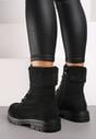 Czarne Botki Workery na Płaskiej Podeszwie Zdobione Futerkiem Typu Baranek Nevasilla