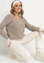 Beżowy Sweter z Trójkątnym Dekoltem Selucce