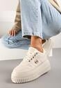 Beżowe Sneakersy na Tłoczonej Platformie Zdobione Elegancką Metalową Aplikacją Werissa