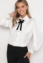 Biała Koszula z Żabotem i Dodatkową Broszką Rinnara