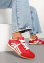 Czerwone Sneakersy w Stylu Kultowych Tenisówek z Ozdobnymi Przeszyciami Vellexia