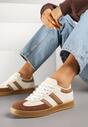 Beżowo-Białe Sneakersy Typu Kultowe Tenisówki z Ozdobnymi Przeszyciami Selfia
