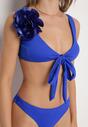 Niebieskie Bikini Biustonosz z Odpinanym Kwiatem 3D Majtki Typu Figi i Siateczkowe Pareo Folane