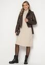 Jasnobeżowa Sweterkowa Sukienka z Golfem Ozdobiona Tłoczeniem Lanika